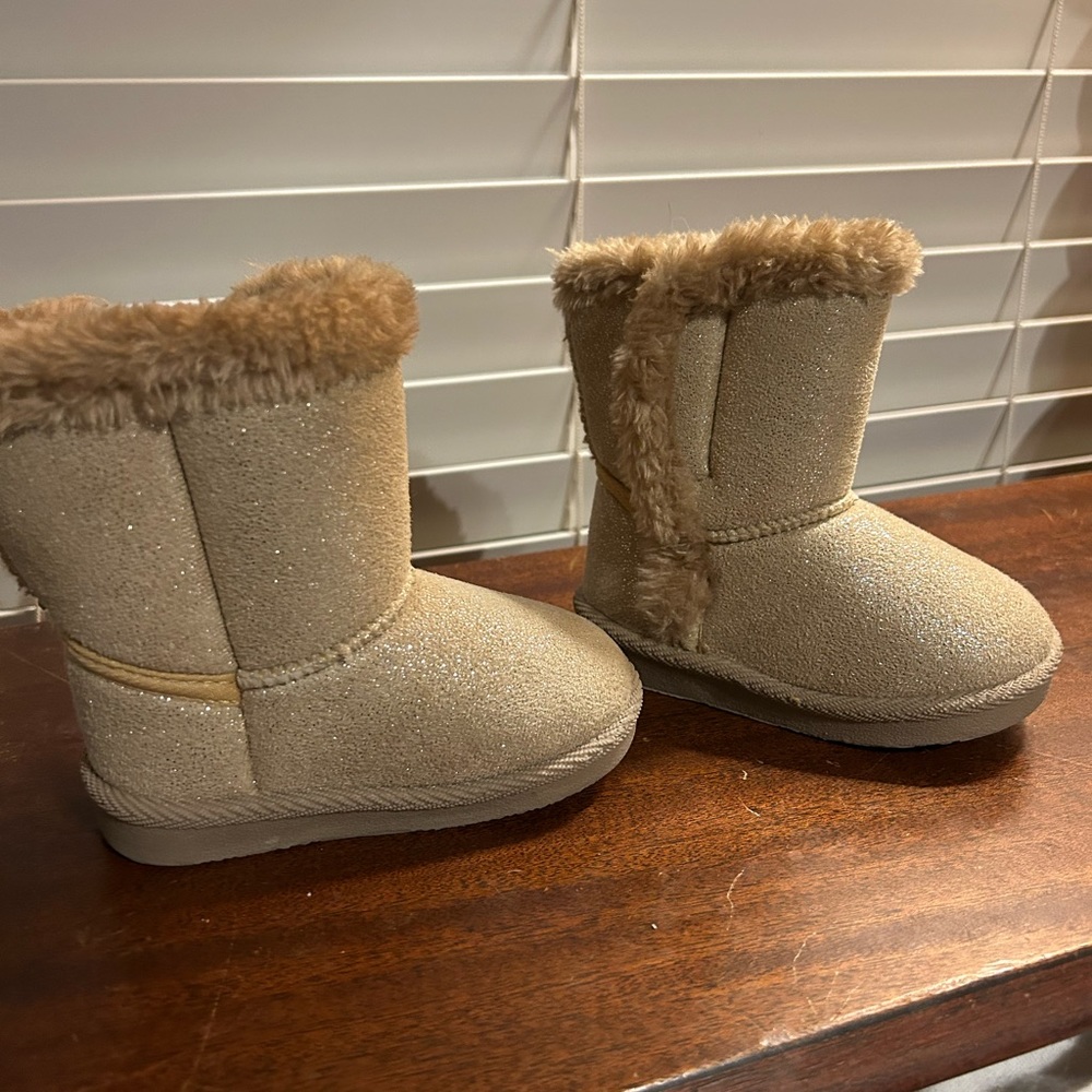 Tan/gold Velcro boots, worn 1x, inside faux fur